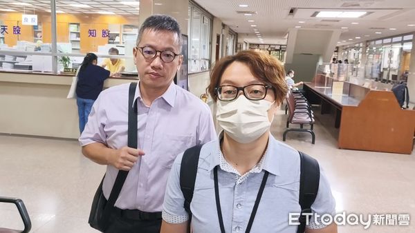 ▲▼新店拳擊俱樂部負責人兼國家級拳擊教練、裁判丁晧峯（襯衫上衣側背包），2022年辦拳賽導致胡姓男初學者顱內出血不治，被訴涉犯過失致死罪嫌，12日到台北地院出庭後不受訪。胡母（黑色上衣）受訪泣訴兒子才27歲。（圖／記者黃哲民攝）