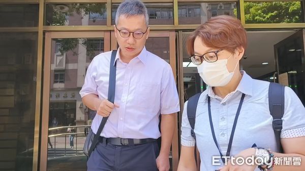 ▲▼新店拳擊俱樂部負責人兼國家級拳擊教練、裁判丁晧峯（襯衫上衣側背包），2022年辦拳賽導致胡姓男初學者顱內出血不治，被訴涉犯過失致死罪嫌，12日到台北地院出庭後不受訪。胡母（黑色上衣）受訪泣訴兒子才27歲。（圖／記者黃哲民攝）