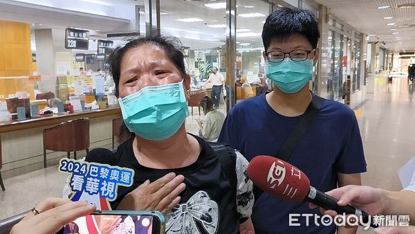 ▲▼新店拳擊俱樂部負責人兼國家級拳擊教練、裁判丁晧峯（襯衫上衣側背包），2022年辦拳賽導致胡姓男初學者顱內出血不治，被訴涉犯過失致死罪嫌，12日到台北地院出庭後不受訪。胡母（黑色上衣）受訪泣訴兒子才27歲。（圖／記者黃哲民攝）