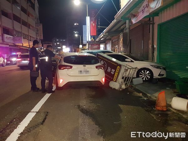 ▲▼分心釀禍！台中男駕車衝撞飲料攤+2車　路人全看傻。（圖／記者許權毅翻攝）