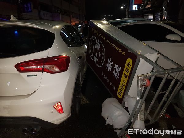 ▲▼分心釀禍！台中男駕車衝撞飲料攤+2車　路人全看傻。（圖／記者許權毅翻攝）