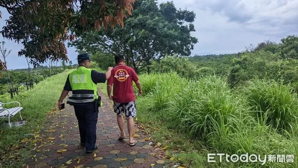 ▲內埔分局瑪家所所長謝東穎、警員陳仁傑草叢中找到卓民機車             。（圖／記者陳崑福翻攝）