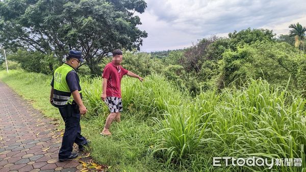 ▲內埔分局瑪家所所長謝東穎、警員陳仁傑草叢中找到卓民機車             。（圖／記者陳崑福翻攝）