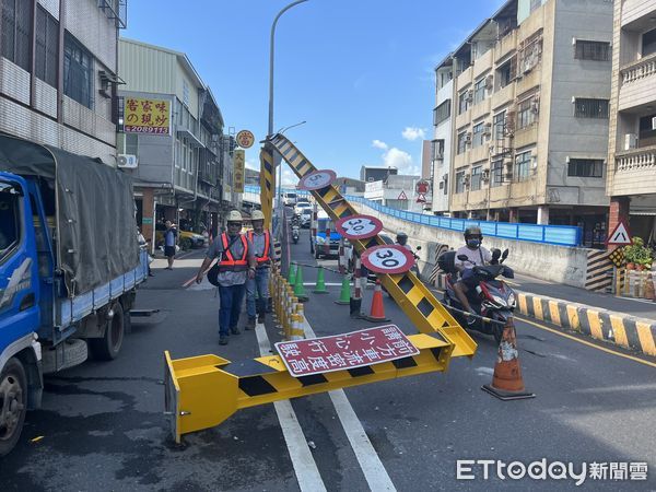 ▲▼長榮便橋限高架不到半月被拆2次 警五分局籲大型車駕駛注意道路限高。（圖／記者林東良翻攝）