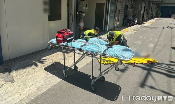 ▲▼冷氣工在3樓露台裝冷氣不慎墜落身亡             。（圖／記者陳以昇翻攝）