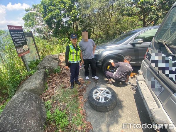 ▲里港警分局三地門分駐所副所長高文福協助解決陳男爆胎問題             。（圖／記者陳崑福翻攝）