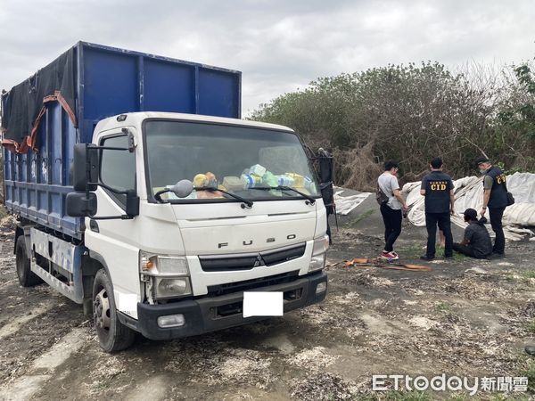 ▲▼  雲林檢警守護濁水溪河川地 查獲不法業者傾倒400噸家禽廢渣           。（圖／記者蔡佩旻翻攝）