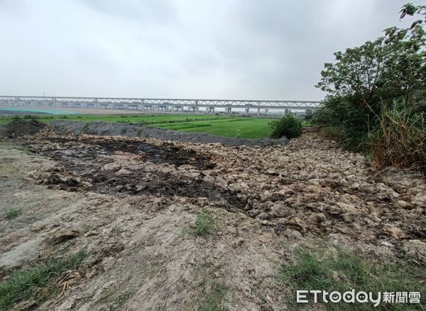 ▲▼  雲林檢警守護濁水溪河川地 查獲不法業者傾倒400噸家禽廢渣           。（圖／記者蔡佩旻翻攝）