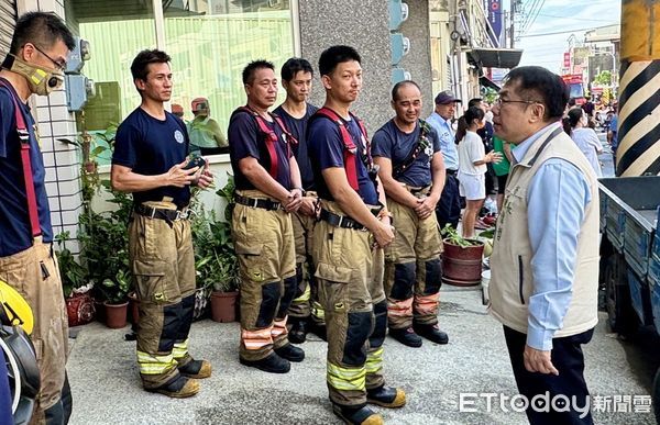 ▲台南市六甲區珊瑚路農機行13日凌晨發生火警，造成3大2小共5人全數罹難，市長黃偉哲一早前往現場關心罹難者家屬，指示市府相關單位全力協助火災善後工作。（圖／記者林東良翻攝，下同）