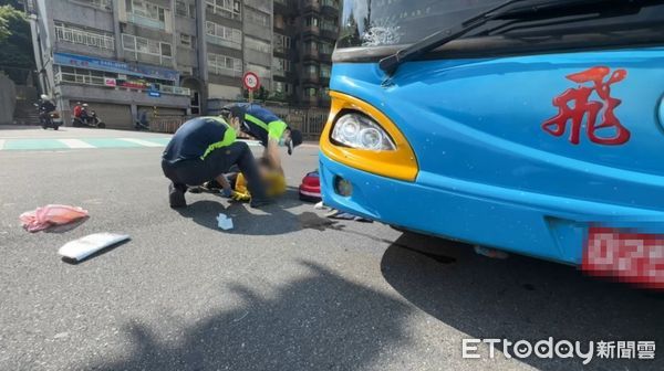 ▲基隆快捷公車碰撞機車，騎士卡車底一度受困，車輪上染鮮血。（圖／記者郭世賢翻攝，下同）