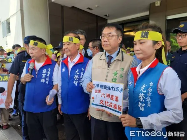 ▲台南市議員尤榮智、蔡育輝，13日陪同300名六甲、新營鄉親，齊聚新營民治議事廳前拉白布條、高舉標語！鄉親們抗議設立警用長槍靶場，並遞連署陳情書，請黃偉哲市長重新規劃。（圖／記者林東良翻攝，下同）