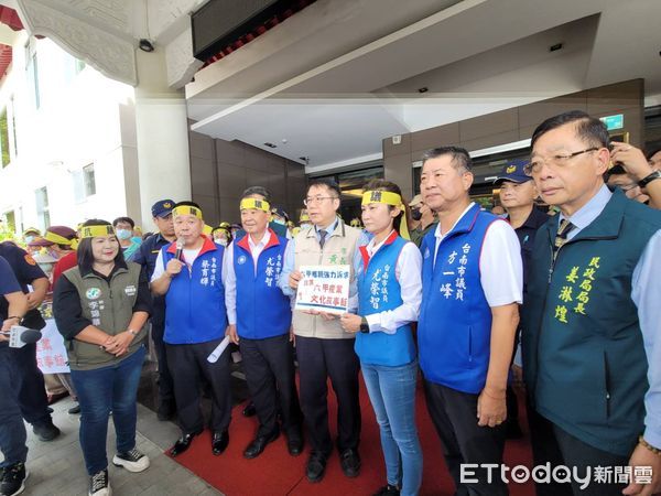 ▲台南市議員尤榮智、蔡育輝，13日陪同300名六甲、新營鄉親，齊聚新營民治議事廳前拉白布條、高舉標語！鄉親們抗議設立警用長槍靶場，並遞連署陳情書，請黃偉哲市長重新規劃。（圖／記者林東良翻攝，下同）