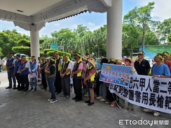 ▲台南市議員尤榮智、蔡育輝，13日陪同300名六甲、新營鄉親，齊聚新營民治議事廳前拉白布條、高舉標語！鄉親們抗議設立警用長槍靶場，並遞連署陳情書，請黃偉哲市長重新規劃。（圖／記者林東良翻攝，下同）