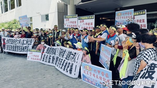 ▲台南市議員尤榮智、蔡育輝，13日陪同300名六甲、新營鄉親，齊聚新營民治議事廳前拉白布條、高舉標語！鄉親們抗議設立警用長槍靶場，並遞連署陳情書，請黃偉哲市長重新規劃。（圖／記者林東良翻攝，下同）