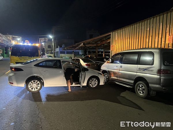 ▲高雄男精神不濟撞路邊2部車。（圖／記者許宥孺翻攝）