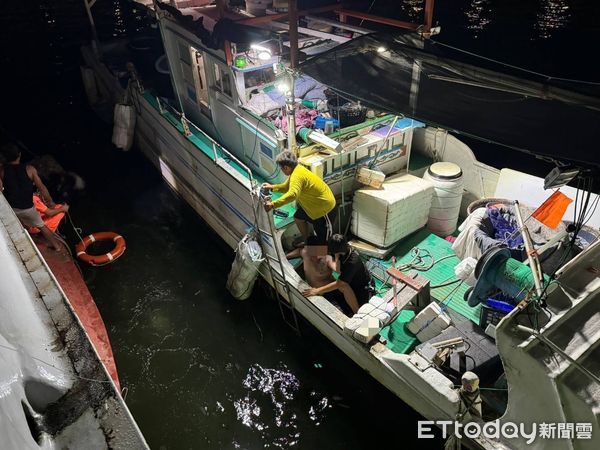 ▲第五岸巡隊東港安檢所人員將落海漁工救上岸             。（圖／第五岸巡隊提供）