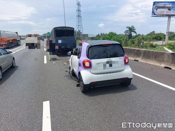 ▲國道1號南向330.2公里台南仁德路段，13日上午疑行車未保持安全距離，發生4車追撞車禍，4名駕駛人酒測值為0，幸無人員傷亡。（圖／記者林東良翻攝，下同）