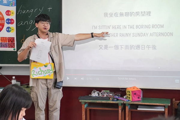 圖二：世新大學英語暨傳播應用學系學生透過專業所學發展出獨特且具有吸引力的教學方法。（圖／世新大學提供）