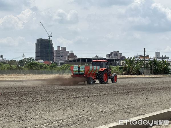 ▲農業部農糧署、農糧署中區分署及雲林縣政府攜手雲林縣農會及虎尾鎮農會於今日在虎尾田間舉辦有機質肥料大型撒播示範觀摩會。（圖／記者蔡佩旻攝）