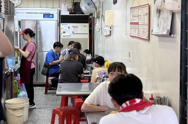 ▲▼南港美食，滿滿古早味的闕記涼麵。（圖／部落客小虎提供）