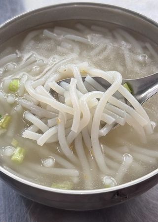 ▲▼南港美食，滿滿古早味的闕記涼麵。（圖／部落客小虎提供）