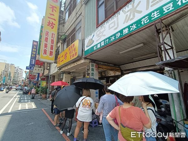 ▲彰化不二坊再現排隊人潮。（圖／記者唐詠絮攝）