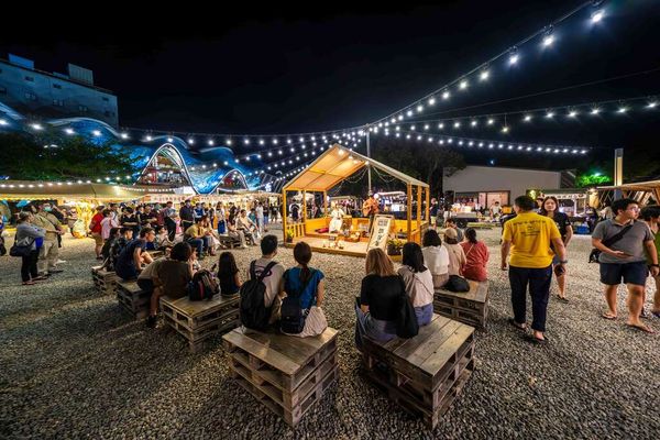 ▲▼台東鐵花村，鐵花燈之祭 璀璨星際點燈。（圖／部落客Mika提供）