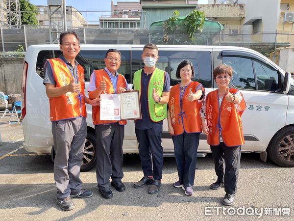 ▲台電台南區處舉行中元普渡，由處長黃明舜率同仁誠心祭拜，並於13日拜訪南台南家扶中心，捐贈普渡白米及同仁小額捐款金額。（圖／記者林東良翻攝，下同）