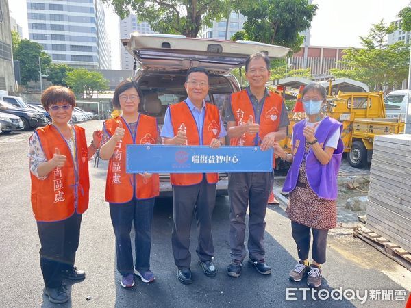 ▲台電台南區處舉行中元普渡，由處長黃明舜率同仁誠心祭拜，並於13日拜訪南台南家扶中心，捐贈普渡白米及同仁小額捐款金額。（圖／記者林東良翻攝，下同）