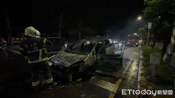 ▲一輛「國民神車」就在停等紅綠燈時無故起火燃燒，瞬間燒成廢鐵             。（圖／記者吳奕靖攝）