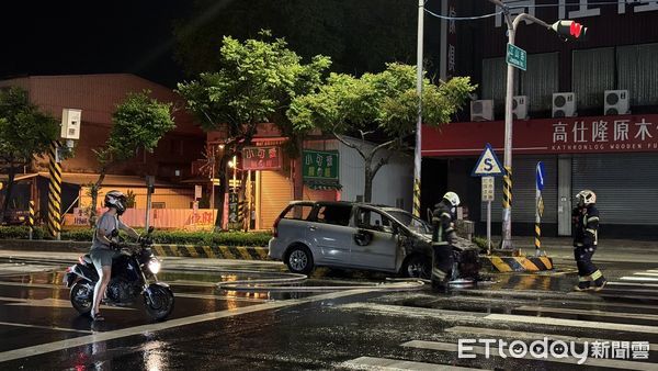 ▲一輛「國民神車」就在停等紅綠燈時無故起火燃燒，瞬間燒成廢鐵             。（圖／記者吳奕靖攝）