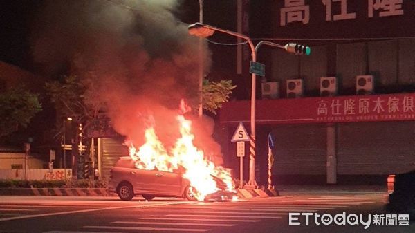 ▲一輛「國民神車」就在停等紅綠燈時無故起火燃燒，瞬間燒成廢鐵             。（圖／記者吳奕靖攝）