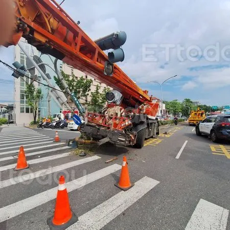 ▲一輛起重車不明原因失控撞向分隔島，造成燈桿斷落，多部車輛毀損             。（圖／記者吳奕靖翻攝）