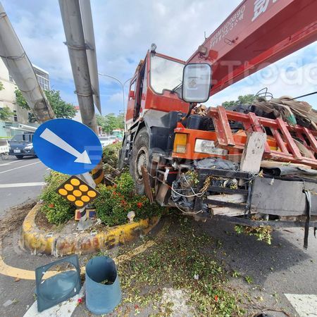 ▲一輛起重車不明原因失控撞向分隔島，造成燈桿斷落，多部車輛毀損             。（圖／記者吳奕靖翻攝）