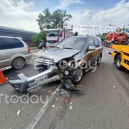 ▲一輛起重車不明原因失控撞向分隔島，造成燈桿斷落，多部車輛毀損             。（圖／記者吳奕靖翻攝）