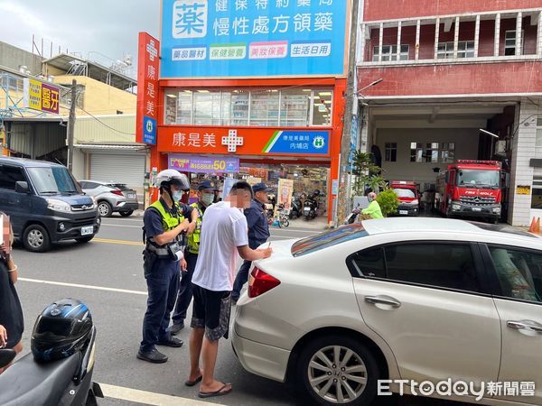 ▲內埔警分局執行清除內埔鄉廣濟路段違規停車及道路障礙專案        。（圖／記者陳崑福翻攝）