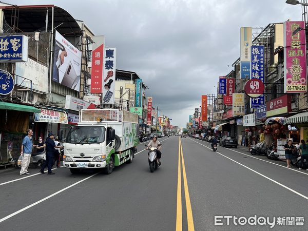 ▲內埔警分局執行清除內埔鄉廣濟路段違規停車及道路障礙專案        。（圖／記者陳崑福翻攝）