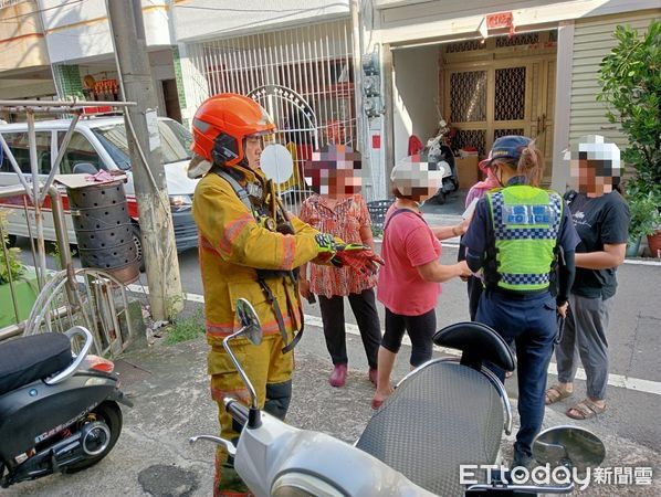 ▲枋寮消防分隊破壞鐵門入屋救人             。（圖／記者陳崑福翻攝）