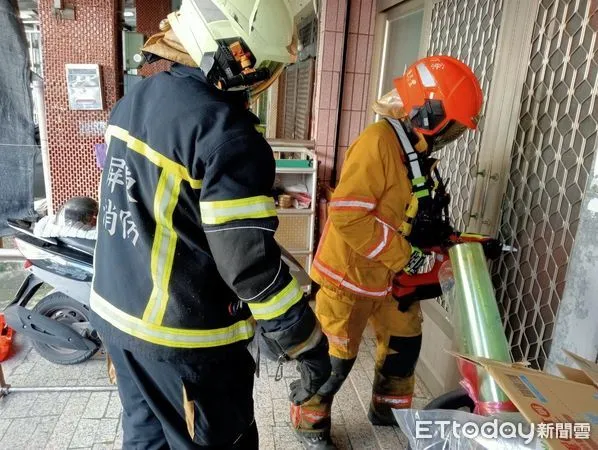 ▲枋寮消防分隊破壞鐵門入屋救人             。（圖／記者陳崑福翻攝）