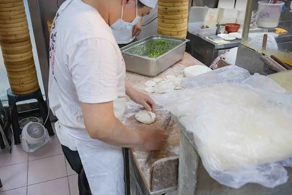 ▲▼台北市大安區的頂好紫琳蒸餃館在地飄香多30年，位於頂好名店城地下室。（圖／部落客美熊很愛吃授權提供，勿擅自翻攝）