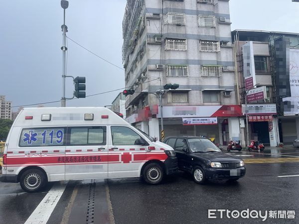 ▲高雄救護車出勤途中「碰撞小客車」，1駕駛送醫。（圖／記者吳奕靖翻攝）