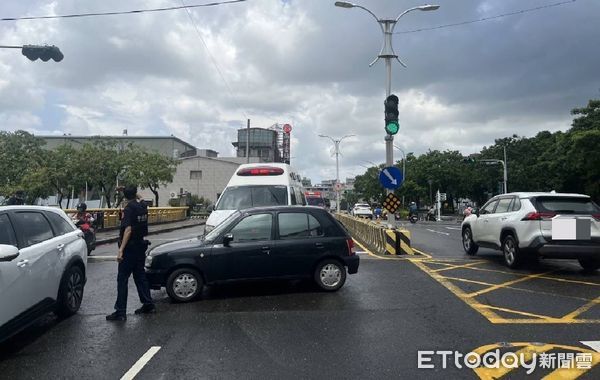 ▲▼ 高雄救護車出勤途中「碰撞小客車」，1男頭暈送醫。（圖／記者賴文萱翻攝）