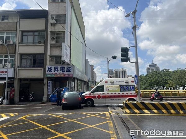 ▲▼ 高雄救護車出勤途中「碰撞小客車」，1男頭暈送醫。（圖／記者賴文萱翻攝）