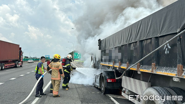 ▲▼  國道中山高民雄段戰備跑道火燒車   。（圖／記者翁伊森翻攝）