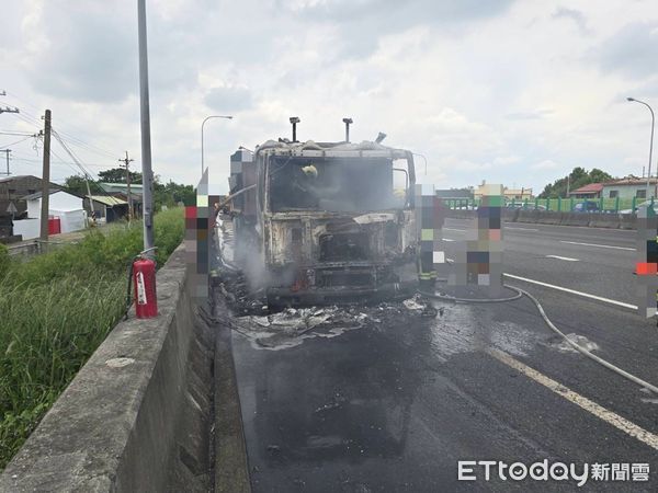 ▲▼  國道中山高民雄段戰備跑道火燒車   。（圖／記者翁伊森翻攝）