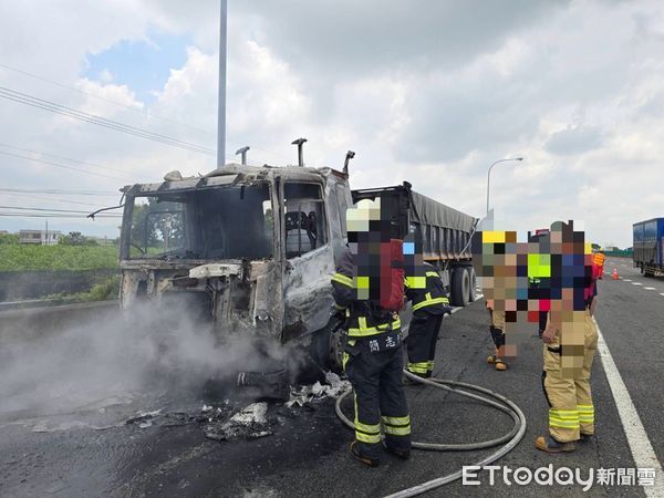 ▲▼  國道中山高民雄段戰備跑道火燒車   。（圖／記者翁伊森翻攝）