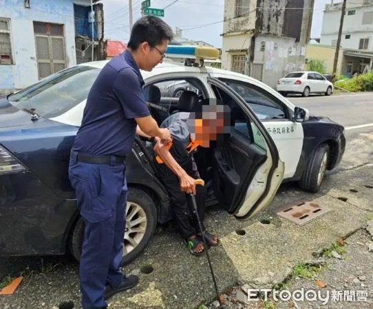 ▲枋寮警分局石光派出所警員鄭富翔及王晧明助郭男返家             。（圖／記者陳崑福翻攝）