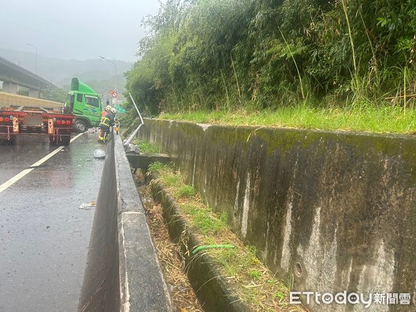 ▲▼ 聯結車自撞護欄，駕駛拋飛到水溝            。（圖／記者戴上容翻攝）