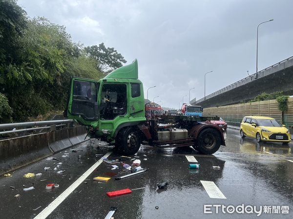 ▲▼ 聯結車自撞護欄，駕駛拋飛到水溝            。（圖／記者戴上容翻攝）