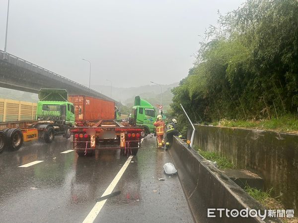 ▲▼ 聯結車自撞護欄，駕駛拋飛到水溝            。（圖／記者戴上容翻攝）